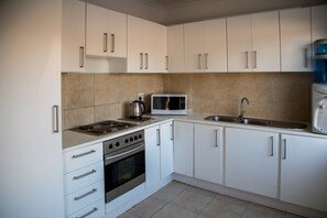 Refrigerador, microondas, placa de cocina, cafetera/tetera