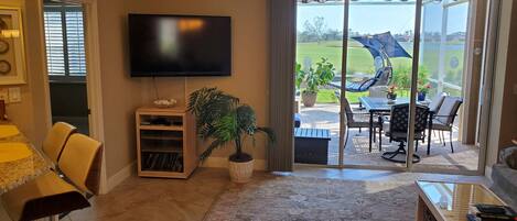 Smart TV, libros, monitor de computadora y impresora