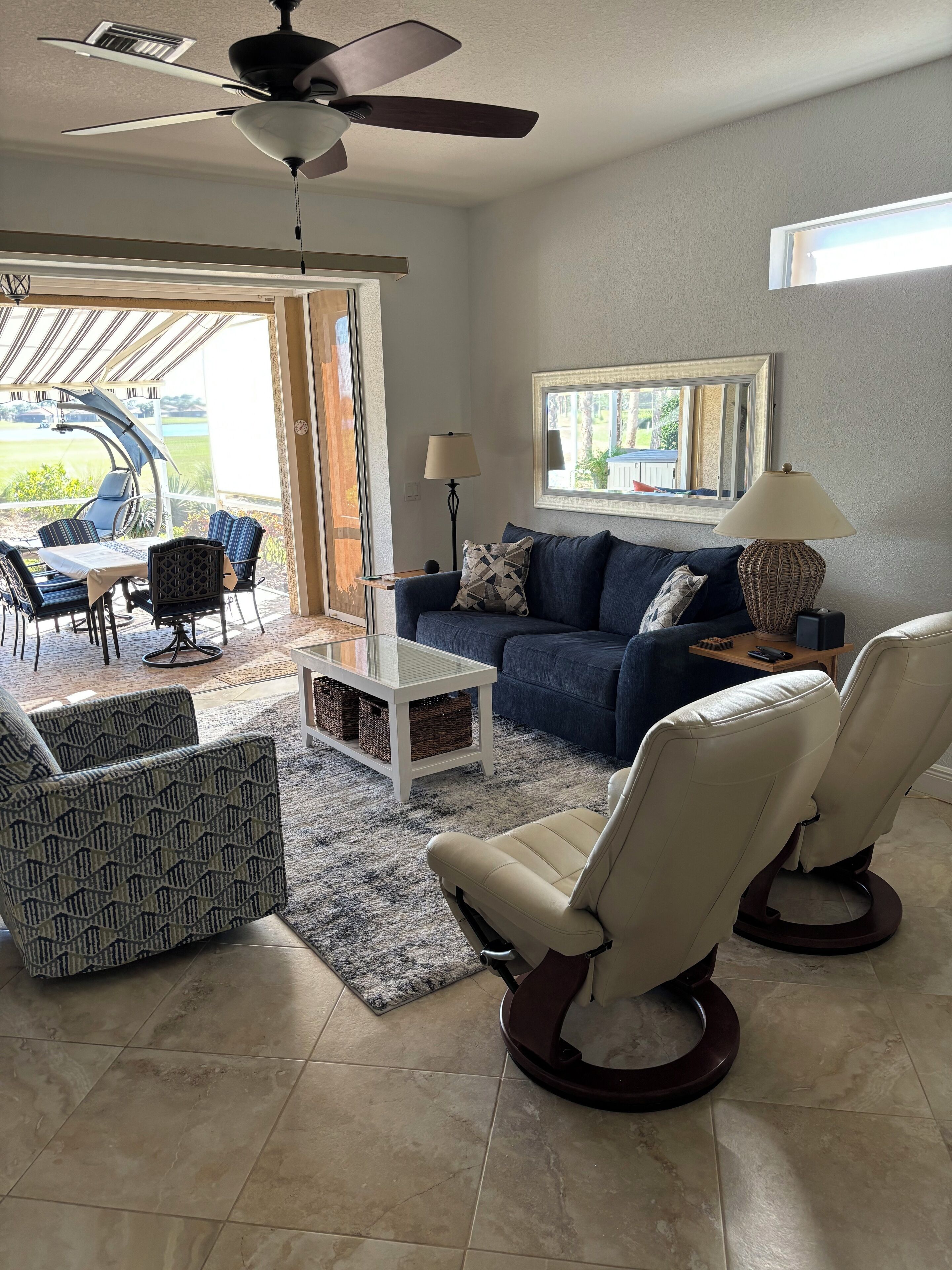 Älytelevisio, kirjoja, tietokoneen näyttö, tulostin