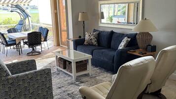 Smart TV, libros, monitor de computadora y impresora