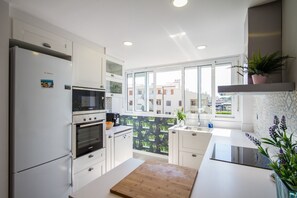 Refrigerador, microondas, horno y parrilla de estufa 