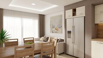 Una cucina moderna con frigorifero integrato, tavolo da pranzo in legno e sedie.