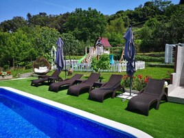 Una piscina al aire libre, cabañas de piscina gratuitas, sombrillas