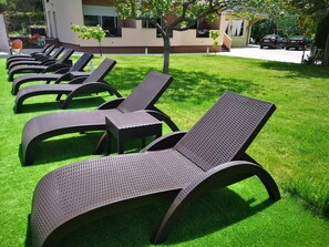 Utomhuspool, gratis cabanor och parasoller