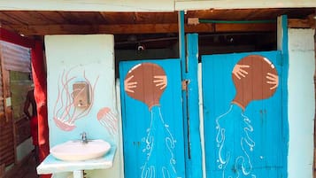 Quarto casal bĂĄsico, 1 cama de casal, banheiro compartilhado | Banheiro | Chuveiro, toalhas de banho