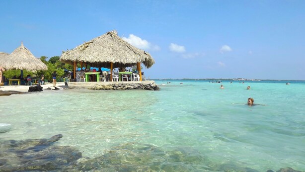 A beachside hut with outdoor seating and a clear view of the turquoise sea. - Puerto Caracol Isla Múcura (Isla Mucura)