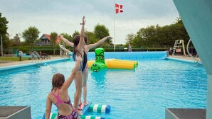 A swimming pool with inflatable toys and a flag. - Jelling Familie Camping (Jelling)