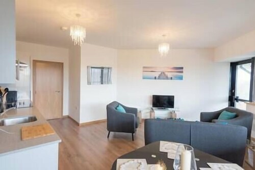 Comfortable Modern Apartment in Swindon, FREE parking sleeps up to 4