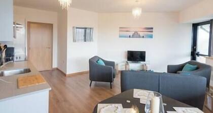Comfortable Modern Apartment in Swindon, FREE parking sleeps up to 4