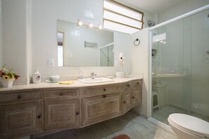 Apartamento de diseño, varias camas, vistas a la ciudad | Baño | Ducha y toallas