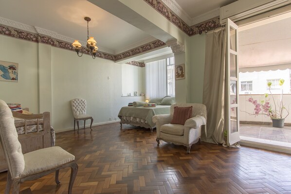 Apartamento design, várias camas, vista para a cidade | Sala de estar | TV de tela plana