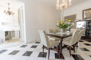 Apartamento design, várias camas, vista para a cidade | Opções para refeição no quarto