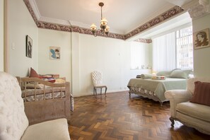 Apartamento design, várias camas, vista para a cidade | Individualmente decorados, individualmente mobiliados, escrivaninha