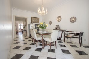 Apartamento de diseño, varias camas, vistas a la ciudad | Servicio de comidas en la habitación