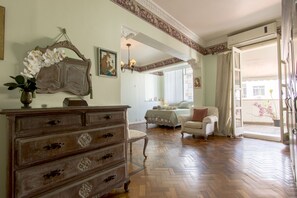 Apartamento design, várias camas, vista para a cidade | Individualmente decorados, individualmente mobiliados, escrivaninha