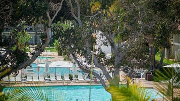 Una piscina al aire libre, una piscina climatizada