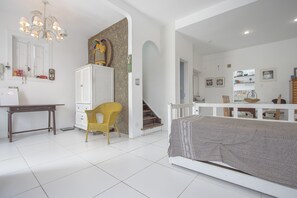 Casa familiar, varias camas, vistas a la ciudad | Sala de estar | Una televisión de pantalla plana