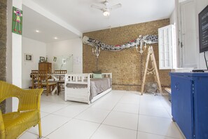 Casa família, várias camas, vista para a cidade | Sala de estar | TV de tela plana