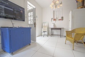 Casa família, várias camas, vista para a cidade | Área de estar | TV de tela plana