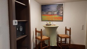 Interior - Fine - Quiet - Convenient: Apartment "Hugo37" at the Bergpark (Bad Wilhelmshöhe)