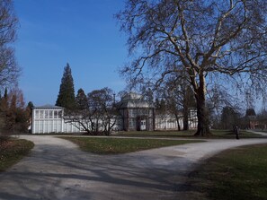 A pathway leading to a building with a dome and a white structure with glass windows. - Fine - Quiet - Convenient: Apartment "Hugo37" at the Bergpark (Bad Wilhelmshöhe)