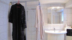 Een douche, een haardroger, handdoeken, zeep