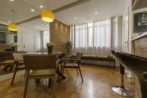 Deluxe-Apartment, 3 Schlafzimmer | Essbereich im Zimmer
