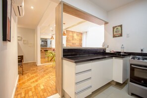 Full-sized fridge, oven, stovetop, coffee/tea maker - LineRio Praia de Copacabana 370.374 (Rio de Janeiro)