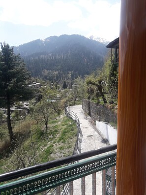 المنطقة المحيطة بالمنشأة