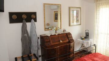 Camera doppia, bagno privato (Rondini) | Minibar, una cassaforte in camera, con stile personalizzato