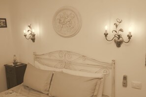 Double Room, Ensuite (Marinaio) | Minibar, in-room safe, individually decorated, individually furnished - La Casa Di Luna (San Benedetto del Tronto)