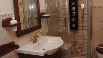 Camera doppia, bagno privato (Rondini) | Bagno | Doccia, set di cortesia gratuito, asciugacapelli, accappatoio