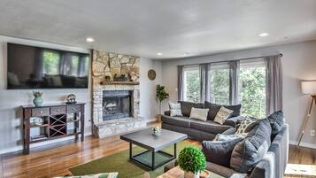 Téléviseur connecté, foyer, table de baby-foot, livres