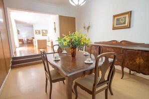 Departamento familiar, varias camas, vista al patio | Servicio a la habitación