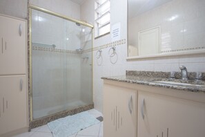 Apartemen Keluarga, Beberapa Tempat Tidur, pemandangan halaman | Kamar mandi | Shower dan handuk