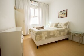 Departamento familiar, varias camas, vista al patio | Escritorio, espacio para trabajar con laptop, camas extra y wifi gratis 