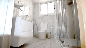 Badewanne, Haartrockner, Handtücher