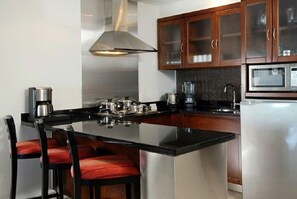 Réfrigérateur, micro-ondes, plaque de cuisson, cafetière/bouilloire