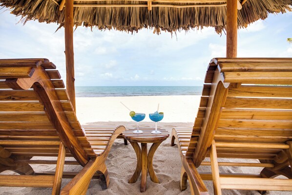 On the beach - Luxury Beachfront Cabana with swim up pool bar (Placencia)