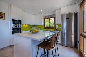 Villa | Eigene Küche | Großer Kühlschrank, Mikrowelle, Ofen, Herdplatte