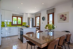 Villa | Cocina privada | Refrigerador con congelador, microondas, horno y parrilla de estufa 