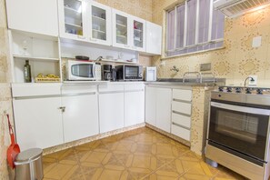 Departamento | Cocina privada | Refrigerador con congelador, microondas, horno y parrilla de estufa 