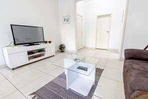 Apartment | Living room | Flat-screen TV - LineRio Praia de Copacabana 337 (Rio de Janeiro)