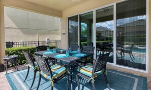 Outdoor dining - Vibrant Home with Fun Themed Rooms at Encore (Kissimmee)