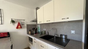 Private kitchen - AIR-CONDITIONED APARTMENT LA  MARINE (BORMES-LES-MIMOSAS)