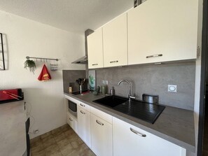 Fridge - AIR-CONDITIONED APARTMENT LA  MARINE (BORMES-LES-MIMOSAS)