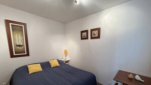 Room - AIR-CONDITIONED APARTMENT LA  MARINE (BORMES-LES-MIMOSAS)