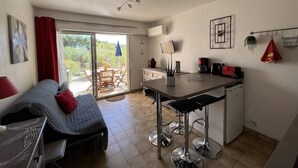 Interior - AIR-CONDITIONED APARTMENT LA  MARINE (BORMES-LES-MIMOSAS)