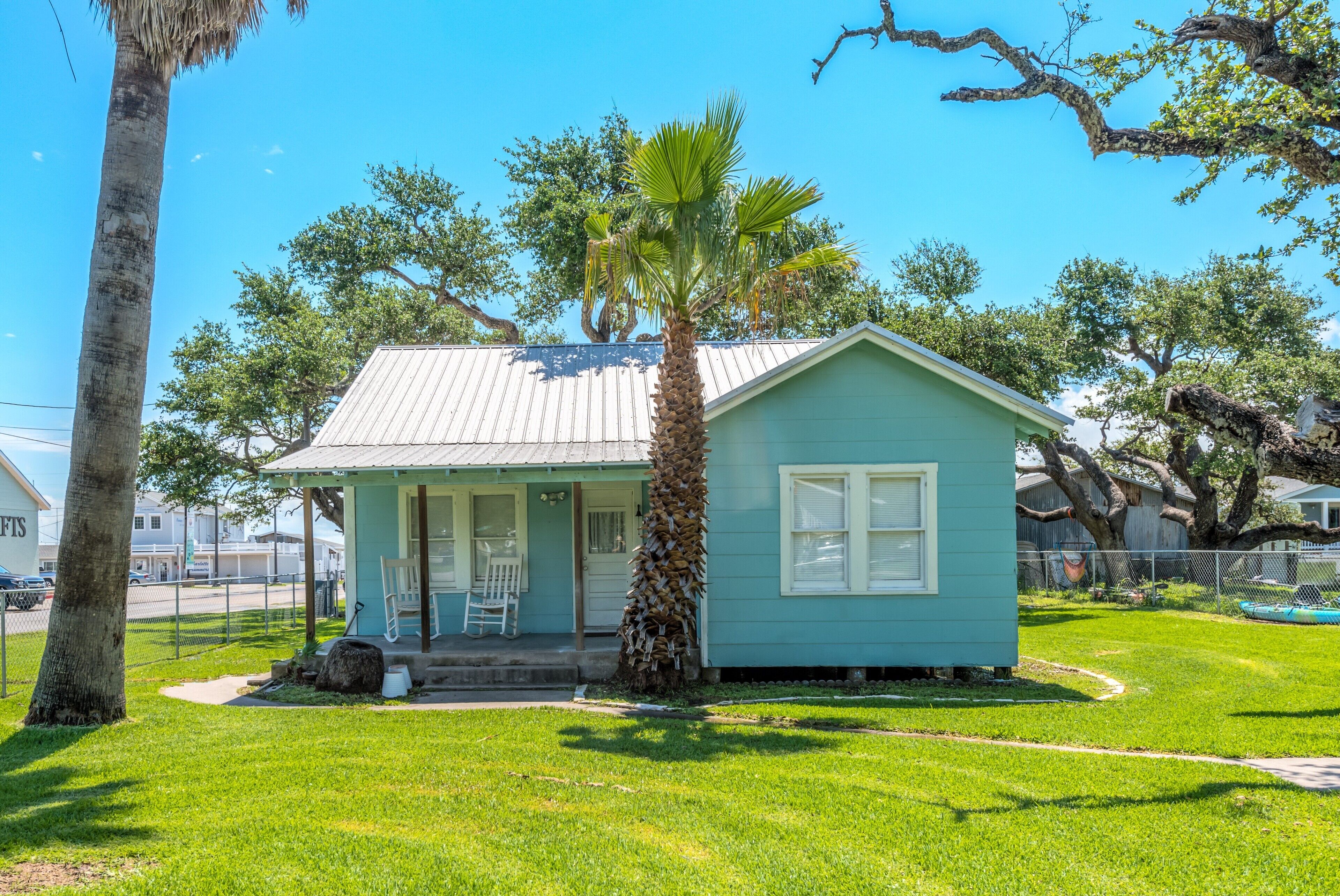Charming House 1/2 Block from Bay