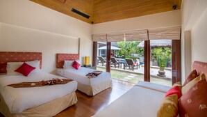 Een hotelkamer met twee bedden, een groot raam en uitzicht op het buitengebied.